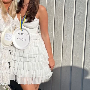 ”Studentklänning” - Säljer denna fina vita klänning, använd väldigt få gånger så extremt fint skick❤️