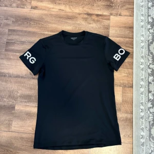 Björn borg tränings T-shirt  - Svart tränings t-shirt med vita bokstäver på ärmarna från Björn borg. Super fint skick, som ny. Endast använd 2 gånger. Herr