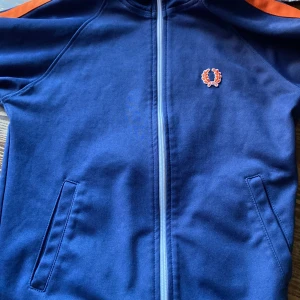 Fred Perry zip up - Använt sparsamt pågrund av storlek. Storleken är eu 42. Näst intill nyskick 
