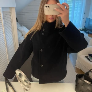 Marinblå kappa  - Såå fin nu i höst 💘 från gina <3 passar s/m lite oversized. Pris grå att diskutera vid snabb affär 