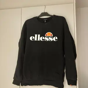 Ellesse sweatshirt i storlek  XL i mycket fint skick knappt använd