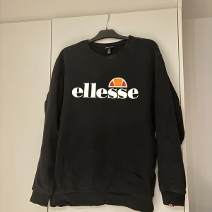 Ellesse sweatshirt svart XL - Ellesse sweatshirt i storlek  XL i mycket fint skick knappt använd