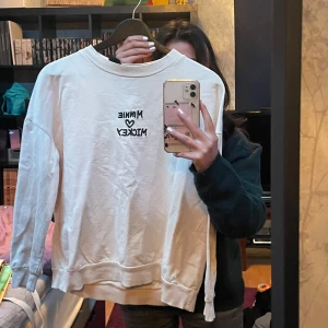 Söt sweatshirt - Supersöt sweatshirt med Musse pigg tryck, lite använd med bra skick🤍köpt i Österrike