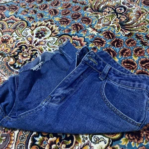 Jean shorts - Passar även tjejer med större storlek (40/L).