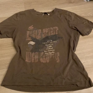 Retro t-shirt - En jätte fin grå brunish t-shirt i strl xs men passar s också 
