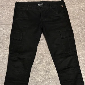 Ralph Lauren cargobyxor - Riktigt ovanliga cargobyxor från Ralph Lauren. Inga hål eller skador, en gnutta urtvättade men annars perfekt skick. 