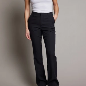 Svarta kostymbyxor  - Super fina svarta kostymbyxor från Bikbok. Använda ett få antal gånger så är i bra skick. De är i storlek 34 och passar mig som är ca 170cm lång. Högmidjade.