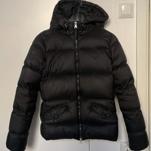 dunjacka  - fin jacka från Gant, använd förra vintern!   mindre lagningar på dragkedjeskyddet samt litet hål på höger ficka men märks knappt!  