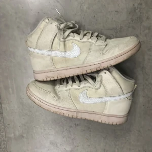 Nike dunk high - Tjena, säljer dessa ovanliga Nike dunk high. Strl 44 men ganska stora i storleken så passar nog 44 1/2 och 45. De är inga defekter på själva skorna, de är bara lite smutsiga men inget svårt att få bort.Bvsa