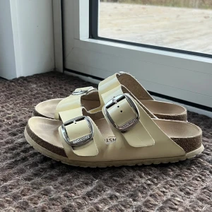 Birkenstock  - Säljer mina jätte fina Birken , köptes lite innan sommaren! Jätte bra skick!😇ny pris 1695!💕💕