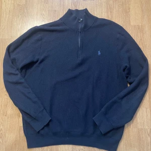 Polo Ralph Lauren half zip - Mycket bra sckick, (kvalitativt plagg) knappast använd. Inga fläckar. Passar inte mig, (190+) funkar som L och M.