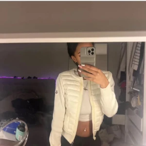 Moncler  - Säljer min nästan oandvända moncler då jag har en i svart och den vita nästan aldrig kommer till andvändning. Den är äkta och kan skicka bild på QR kod om man vill!  För mer info skriv i dm ❤️ vid snabb affär kan ja tänka mig att gå ner lite i pris 