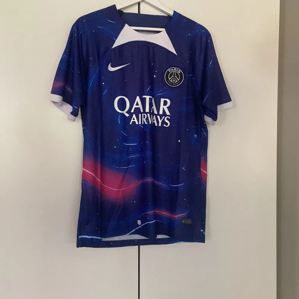 Snygg psg tröja. Säljer för att den är för stor. T-shirts.