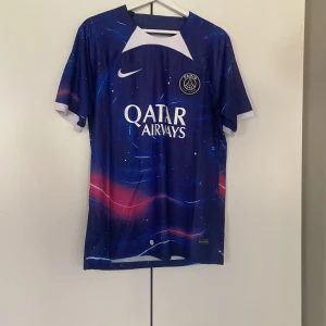 Psg tröja (special edition) - Snygg psg tröja. Säljer för att den är för stor