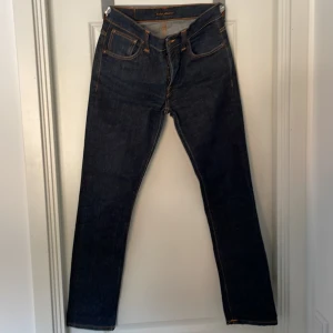 Nudie jeans - Säljer mörkblåa nudie jeans i väldigt bra skick. Storlek W32 L32. Skriv för mer bilder eller frågor