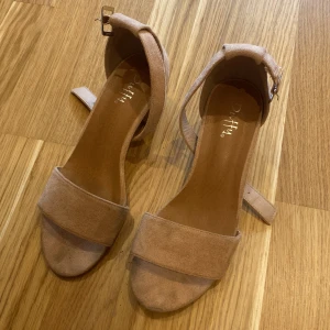 Klackar - Ljusrosa/nude färgade klackar från duffy  använda en gång på balen! Supersköna, Storlek 38 50kr