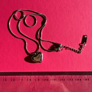 Silverfärgat halsband med hjärta - NYTT superfint silverfärgat halsband med ett hjärtformat hänge. Hänget är blankt och ger en stilren look. Passar perfekt som en present eller för att skämma bort dig själv! Finare i verkligheten än på bild. Hämtas på Hägerstensåsen eller ök 💖