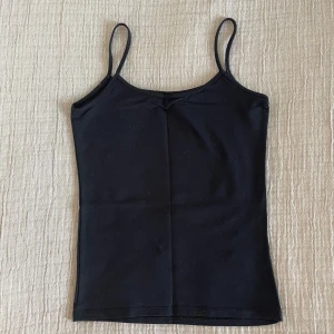 Svart basic linne från Zara - Ett svart basic linne från Zara. Storlek S, väldigt skönt material! Fint skick 💕
