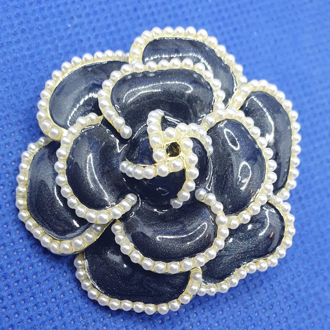 Brosch - Stor Kamelia i svart - 91