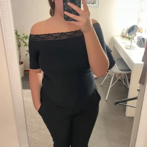 Off-shoulder topp - Säljer denna off shoulder topp från Lindex. Fick den av mamma och hon har inte använt den så många gånger heller. Det finns inga fläckar eller defekter💓pris går att diskutera vid snabb affär