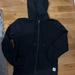 Jack and Jones full zip - Full zip från Jack and Jones som bara legat i min garderob. Är öppen för diskussion angående priset. Fråga på om du har någon fråga! Det står xs men skulle mer säga att den är s 