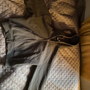 Boxy zip hoodie weekday - Storlek s Bloxy fit zip hoodie Nypris 500kr Använd 3 - 4 gånger så den är fortfarande i nyskick Osäker om det är unisex modell eller herr modell