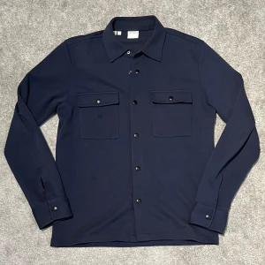 Overshirt Selected Homme - !!! SJUK DEAL !!!  Spara 300kr och köp en helt ny i paketering.   Första bild på min egna därför fläck.  Skick 11/10 (ny ej öppnad) Nypris: 899 Storlek: S 