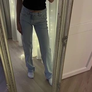 Low Waist Straight Jeans - Dessa Jens är i bra skicka och använda fåtal gånger 💕