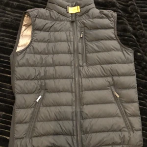 Parajumper väst - Säljer en svart dunväst från Parajumpers i storlek Y-M men passar dig som har XS. Västen är perfekt nu till höst och när våren kommer. Ny pris: ca 4 000kr. Bara hör av dig om du har några frågor