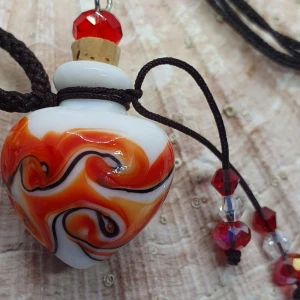 Unik målad o pyntad flaska i porslin/glas  - Målad & pyntad flaska (ca 4cm) i porslin/glas, ställbart band 48-65cm. Ha den som halsband, backspegelshänge, eller prydnad, fyll med parfym. Titta igenom mina upplagda & köp fler saker i bundle för att spara på frakt & få allt du köpt i samma paket