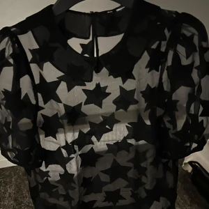 Svart mesh blus med stjärnor - Jättefin svart mesh blus med krage och stjärnor ⭐️  Märket är okänt men liknar Zara och Ginas plagg💕