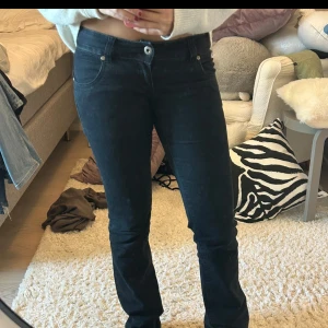 Lågmidajde jeans  - Lågmidjade jeans fårn vero Moda. Super fint skick🥰 betalning sker via Swish ej inkl frakt. Hör av dig för fler frågor💋tryck EJ på köp nu