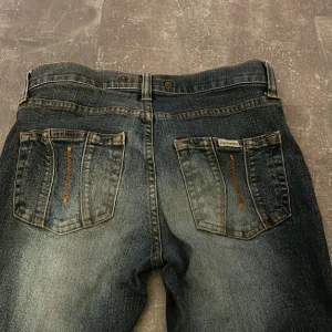 Bootcut jeans - Säljer ett par snygga jeans. De är bootcut/flare i modellen och har snygg passform. Passar tyvärr längre inte mig. Inga tydliga defekter. Midja-35 och innerben-81