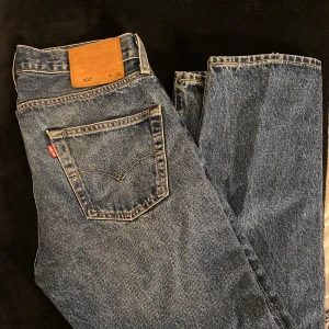 Levis 501 30-32 - Sköna 501 jeans passar bra till allt och använda sparsamt för små för mig nu så säljer pågrund av det. Köpte på en levis butik för 1200 men säljer för 500.  Pris är förhandlingsbart vid snabb affär.