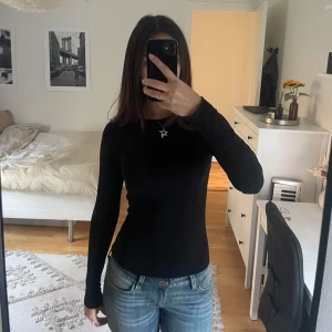 Basic långärmad tröja - Säljer denna basic långärmade tröjan då den inte kommer till användning längre. Använd men fortfarande i bra skick🌸