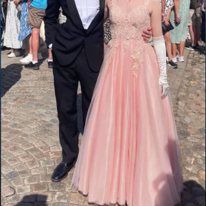 Balklänning köpt för 8000 kr!! - Använd endast under baldagen!  Jag är 158cm