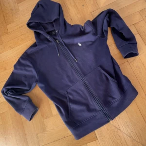 Ralph lauren zip - Säljer denna feta ralph lauren zip då jag beställt den men den va för stor. Hör av er om ni undrar nåt elr vill ha fler bilder, priset e inte hugget i sten vid snabb affär💯🤙