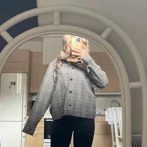 Tunn jacka - Rutig ovetshirt från Weekday i storlek M❣️Använd ett fåtal gånger men inga defekter. 