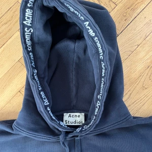 Acne studios hoodie  - Hoodie i jättefint skick. Den är i stolek xs men modellen är oversized så den sitter som en S