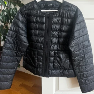 Cardigan liknande - En super snygg cardigan liknande jacka från mango! Älskar den! Men tyvärr har jag för mycket jackor! Den har ett litet hål på armen men jag har alltid haft en liten svart tejp bit över. Det syns nästan inte. Man kan också sy igen det🩷