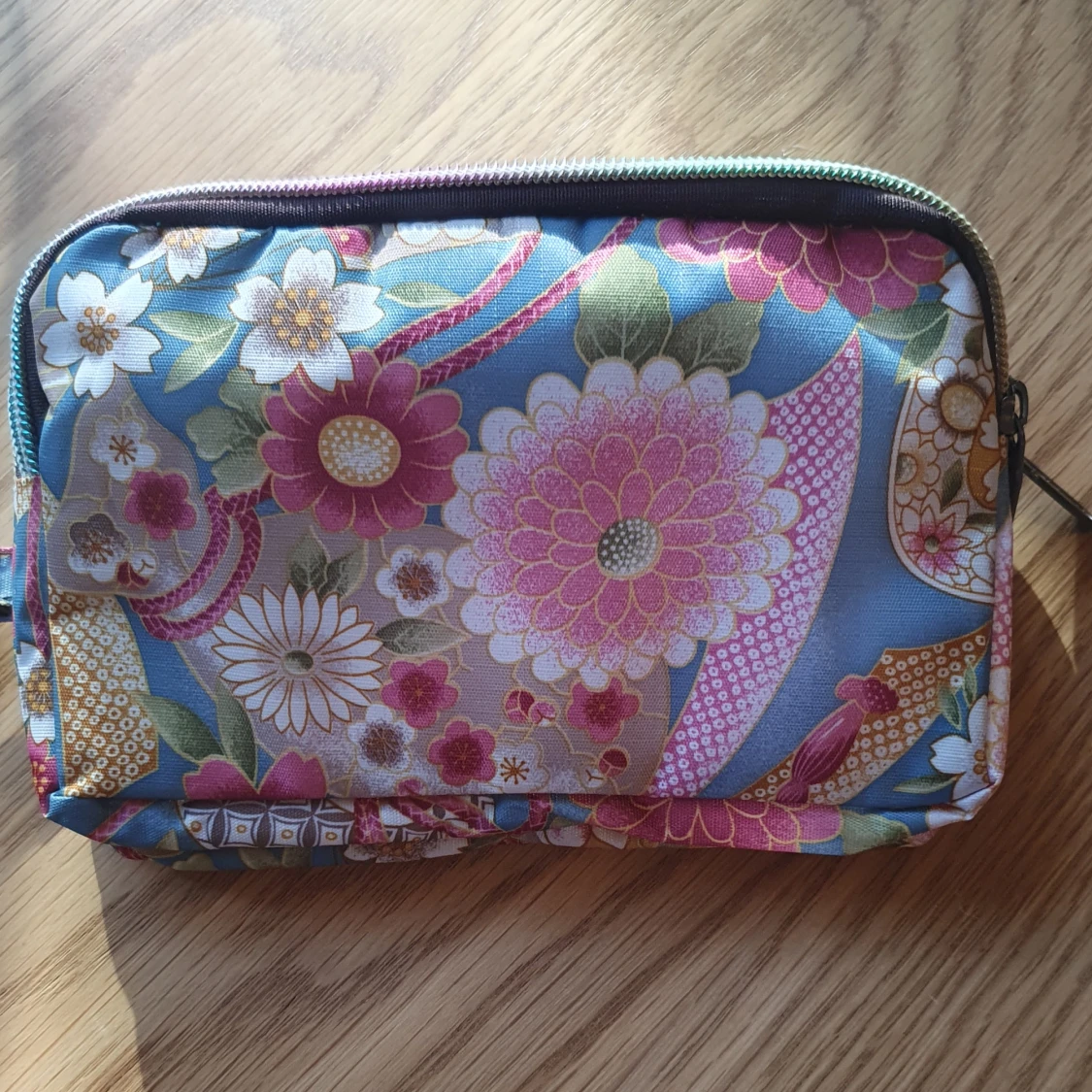 Snygg mönstrad necessär med 3 fack - 90