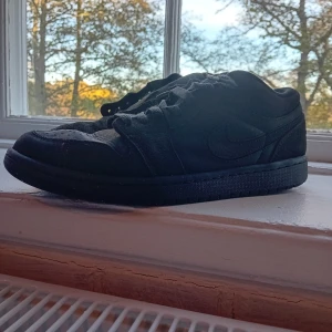 Jordan 1 low blacksmoke  - Inte så jätte bra skick men helt okej. går att pruta ner pris vid intresse org boxen finns org pris på dom är 1800