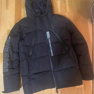 Hopdrich jacka - Hej jag säljer min Hoodrich jacka. Storleken är Xs men den passar s och även m eftersom att den är stor Den är i 9-10 stick, använd fåtal gånger. Den är köpt på jd sport för ungefär 1500kr. Om ni vill ha mer info eller diskutera priset, hör av er då.