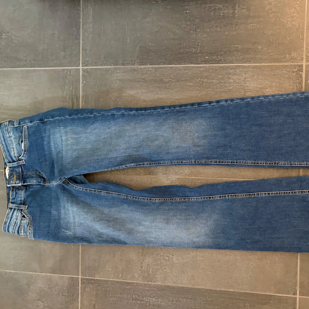 Lågmidjade bootcut jeans! Använd en gång, pris kan diskuteras! . Jeans & Byxor.