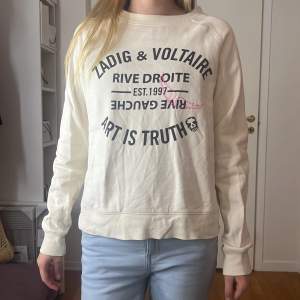 Säljer en supercool vit sweatshirt från Zadig & Voltaire med tryck på framsidan. Den har långa ärmar och e perfekt för en avslappnad stil. Tröjan är i bra skick och passar perfekt till jeans eller leggings. Perfekt för höst och vår! Använd få gånger❤️