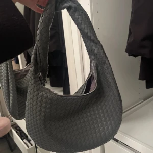 Flätad väska  - Braided shoulder väska från gina tricot, använt en gång😊 liknar den från design by si