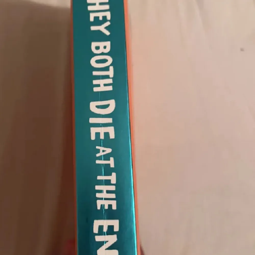 Säljer boken 'They Both Die at the End' av Adam Silvera. Perfekt för dig som gillar känslosamma och tankeväckande berättelser.. Böcker.