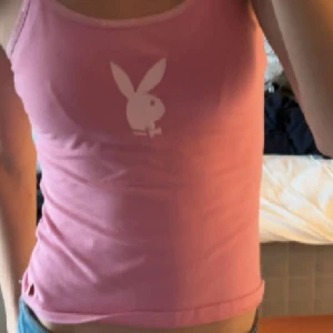 Playboy linne💞 - Rosa Playboy linne med kanin märker imellan brösten, strl xs. Jätte bra skick, använt 2 ggr. Säljer pga att jag inte använder det💞