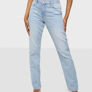 Jeans  - SLUTSÅLDA jeans från Nelly. Dessa är i storlek 34. Säljer pga har andra blåa jeans. Dessa är aldrig använda, men lappen är inte kvar. Nypris är 599kr.