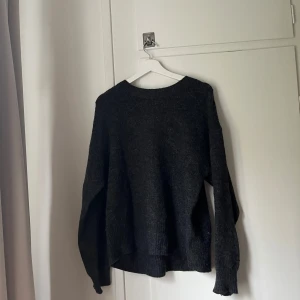 Stickad tröja  - Super fin stickad tröja. Sticks inte alls!! 